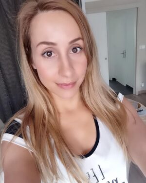 Alexandra Barrulas Instagram - How is everybody doing today? 😊