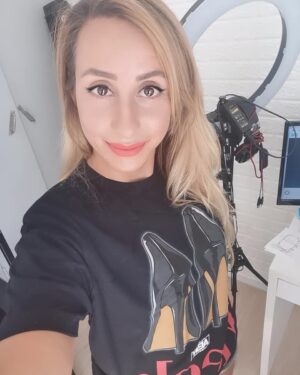 Alexandra Barrulas Instagram - In love with my @aew_heels tee! 😍 #aewheels