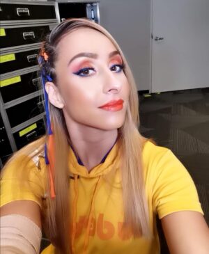 Alexandra Barrulas Instagram - Felt over 9000 might delete later 😁🐉 @marandanrenea making sure I'm on fleek for #AEWDynamite 🤩💅