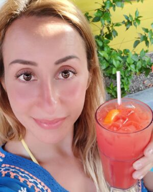 Alexandra Barrulas Instagram - Bahama Mama 🍹🇧🇸 

#travel #travelvlogger #travelvlog #nassau  #bahamas #travelgram #travelinspiration