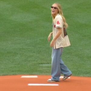 Alexandra Cooper Instagram - Forever Unwell over Father Cooper throwing first pitch at Fenway Park 👏⚾️