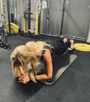 Alexandra Figueiredo Instagram - Apanhei 2h de trânsito ao fim da tarde. Tive de cancelar alguns compromissos. Enquanto estava no carro pensava quais aqueles que iria cancelar e optei por fazer apenas aquele que contribui para a minha saúde e deixar todos os outros para outras circunstâncias. E lá fui para a @casafitpt cuidar de mim!