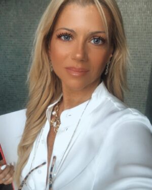 Alexandra Figueiredo Instagram - Branco… Adoro branco de inverno e verão.
E sempre que tenho dias importantes e decisivos, gosto de me vestir de branco!