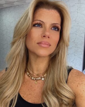 Alexandra Figueiredo Instagram - Pode não parecer, mas cortei muito o cabelo! 
@ritavazcabeleireiroeestetica 
@hairstylistrobertasouza