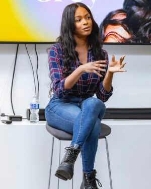 Alexandra Grey Instagram - Thanks to @outsidethelens for having me come speak to their students about all things film, tv, and making my first feature film! Shoutout to @_brandonmaurice for coordinating such a great event! ✨✨ @bishopstreetproductions 

#film #tv #directing #indie 
#love #dope #artist