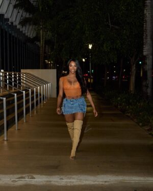 Alexandra Grey Instagram - “It is easier to go where there already is a path forged. But the most rewarding trails are the ones we make for ourselves. Those are ones we can leave behind for others to follow.” 

HAPPY JUNETEENTH!!! 💛❤️🖤💚

📸 @jelijahphotos 
Hair by @rawhairdontcare 

@glaad x @americanblackfilmfestival 

#love #film #black 
#junteenth #artist