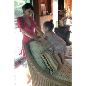 Alexandra Krosney Instagram - I remember the day she was born and yesterday she turned six. Miraculously I haven’t aged at all.