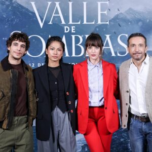 Alexandra Masangkay Instagram - Recientemente he aprendido lo importante que es celebrar “cosas”, en general. Pero en este caso en especial, celebrar que somos muchos los que todavía seguimos yendo al cine. Quiero daros las gracias por esos mensajes tan bonitos tras haber visto la película pero sobretodo por ir al cine y ver “Valle de Sombras”.
❤️‍🩹
Hoy día del espectador, no te la pierdas 🏔️ 

Gracias @viacomunicacion ✨
@karllagerfeld 
@pinkoofficial 

Y mi querido @mr.davidlopez 💄 ✨
