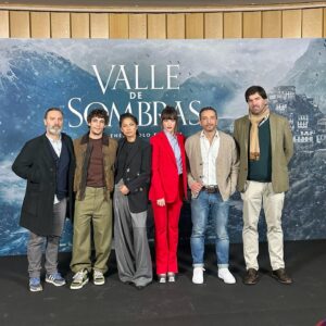 Alexandra Masangkay Instagram - Recientemente he aprendido lo importante que es celebrar “cosas”, en general. Pero en este caso en especial, celebrar que somos muchos los que todavía seguimos yendo al cine. Quiero daros las gracias por esos mensajes tan bonitos tras haber visto la película pero sobretodo por ir al cine y ver “Valle de Sombras”.
❤️‍🩹
Hoy día del espectador, no te la pierdas 🏔️ 

Gracias @viacomunicacion ✨
@karllagerfeld 
@pinkoofficial 

Y mi querido @mr.davidlopez 💄 ✨