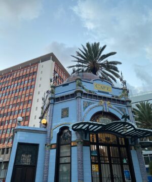 Alexandra Masangkay Instagram - Me despido de las Palmas de GC🌴💔
No venía desde 2016 cuando grabamos 1898 los últimos de Filipinas. 
Ha sido un reencuentro delicioso con otra cabeza, otra mirada…
1. Rojo. Un color al que le tenía respeto, demasiado “atrevido” para mí. ¡Ños! Ya tengo favo con mi nuevo look 
2. Regalito de @oscardelmonte_fx que además es glow in the dark
3. Hecha ✅ mi lista para comer burritos de todo tipo, sopa miso y pizza italiana cerca del hotel 
4. Uno de mis planes favoritos: sentarme y pasar el rato en la plaza de San Telmo 
5. Agaete y sus señoras en la sombra
6. Volver a las Tirajanas después de siete años donde todo empezó…

✨✨✨✨