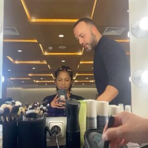 Alexandra Masangkay Instagram - Recientemente he aprendido lo importante que es celebrar “cosas”, en general. Pero en este caso en especial, celebrar que somos muchos los que todavía seguimos yendo al cine. Quiero daros las gracias por esos mensajes tan bonitos tras haber visto la película pero sobretodo por ir al cine y ver “Valle de Sombras”.
❤️‍🩹
Hoy día del espectador, no te la pierdas 🏔️ 

Gracias @viacomunicacion ✨
@karllagerfeld 
@pinkoofficial 

Y mi querido @mr.davidlopez 💄 ✨