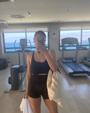 Alexandra Masangkay Instagram - Llevaba tanto tiempo necesitando soltar, limpiar, volver a empezar… y aquí estoy, muy cómoda y volviendo a disfrutar de nuevo de los regalos de la vida. 

- Fotos de mis paseos por la isla 
- Clip de un confinamiento con melena despeinada, inconsciente
- .Arya. Menos de un mes