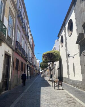 Alexandra Masangkay Instagram - Llevaba tanto tiempo necesitando soltar, limpiar, volver a empezar… y aquí estoy, muy cómoda y volviendo a disfrutar de nuevo de los regalos de la vida. 

- Fotos de mis paseos por la isla 
- Clip de un confinamiento con melena despeinada, inconsciente
- .Arya. Menos de un mes