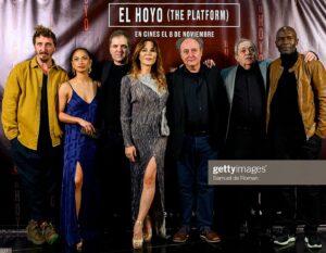 Alexandra Masangkay Instagram - ¡Cuánto amor recibimos en el preestreno del @elhoyolapelicula en el Palacio de la Prensa de Madrid! Gracias amigas, amigos, compañeras, compañeros y a todos los que compartieron esa noche con nosotros. Falta gran parte del equipo en la foto pero quiero reclamar lo orgullosa que me siento por haber trabajado con compis tan profesionales y lo importante que es cada uno de los departamentos que han hecho posible el nacimiento de nuestro bebé ensangrentado y bello. 
Quedan 2 días para su estreno en cine de España! VIERNES 8 de noviembre. A todos y todas por favor escribidme y comentadme qué os ha parecido cuándo la veáis 🙌🏽 Gracias siempre @viacomunicacion @menxu1987 por @jijilcollection dress 💜
A @cristorguez por ese precioso maquillaje y peinado 💫
#elhoyo #películasespañolas #theplatform