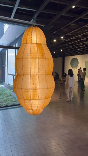 Alexandra Munroe Instagram - In Seoul, where the smart art world has convened to celebrate what we always knew: Seoul is vital. Here, at Leeum Art Museum’s collection rehang, Anika Yi’s organisms suspend before Anish Kapoor’s mirrored arcs with Lee Seung Jio’s massive canvas in the back. Thank you to the Guggenheim’s many friends for welcoming us back home. 

#frieze #friezeseoul #seoul #leeum #artsonjecenter @yanghaegue @rirkrittiravanija korakritkrit #kimsoojastudio