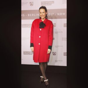 Alexandra Neldel Instagram - Yesterday @filmedienrw #nrwempfang #berlinale @louishofmann @lucasgregorowicz #wotanwilkemöhring, Ihr standet doch gerade noch neben mir?? Wo ist das #lommbock Team hin..? 😳
