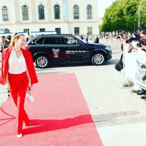 Alexandra Neldel Instagram - #aboutlastweekend Frohes Wochenende allerseits! #staatsoperfüralle Danke @bmw