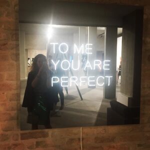 Alexandra Neldel Instagram - ...@skyartsde #Kunst #mirrorselfie #dankefürdenschönenabend