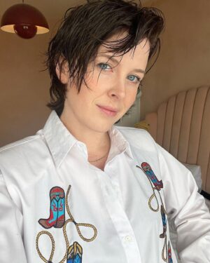 Alexandra Roach Instagram - 👢Don't tell my heart, my achy breaky heart…I just don't think she'd understand 👢💔👢