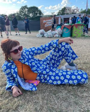 Alexandra Roach Instagram - There really is no place like it, is there?! 🥹 It was the best one yet…what a weekend - with the very best people. Thank you @glastofest - watching it all back on tv now. 🫶Thank you for this cute piccy @denissulta 😍 #glastonburyfestival #glastonbury #glasto