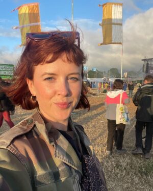 Alexandra Roach Instagram - There really is no place like it, is there?! 🥹 It was the best one yet…what a weekend - with the very best people. Thank you @glastofest - watching it all back on tv now. 🫶Thank you for this cute piccy @denissulta 😍 #glastonburyfestival #glastonbury #glasto