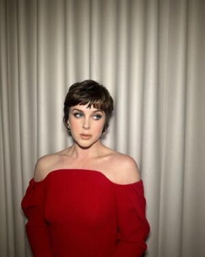 Alexandra Roach Instagram - A wonderful night at #RTSAwards with my #MenUp family. @quaystreetproductions  @boomsocialcymru @mjbarry101  @russelltdavies63  @_iwanrheon @mskarenlewis 

I bloody love telly. 🌹 

- 

HAIR & 📸- @chadmaxwellhair 
STYLIST - @abigailrosewhite 
MAKE UP - @minnie_mua 

-

@pinnaclepruk