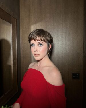 Alexandra Roach Instagram - A wonderful night at #RTSAwards with my #MenUp family. @quaystreetproductions  @boomsocialcymru @mjbarry101  @russelltdavies63  @_iwanrheon @mskarenlewis 

I bloody love telly. 🌹 

- 

HAIR & 📸- @chadmaxwellhair 
STYLIST - @abigailrosewhite 
MAKE UP - @minnie_mua 

-

@pinnaclepruk