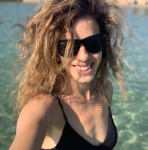 Alexandra Tavoulari Instagram - •Της τρελής το μαλλί δυο φορές μαλλί μου! 
Το καλό είναι ότι κάνω διακοπές.•
#summerhair