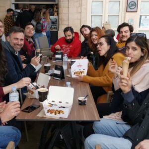 Alexandra Tavoulari Instagram - •Τελειώνει σήμερα ένας τεράστιος κύκλος.. Και μέσα σε όλη αυτή την αβεβαιότητα του αύριο και το άγχος του τι κάνουμε την επόμενη μέρα σκέφτηκα τι κάναμε 3 χρόνια τώρα! Και δάκρυσα γιατί με πόνεσε αυτή η χαρά που απο αύριο θα περάσει στην αιωνιότητα. Στο έργο μας έχω 3 λεπτά σιωπής σε ένα σκηνικό black out που συμβαίνει και είναι η στιγμή που πάντα αναλογίζομαι πράγματα, είναι τόσο ζεστά και ήρεμα σε αυτό το σκοτάδι που πάντα δακρύζω. Και κάθε μέρα αυτό το σκοτάδι με γεμίζει με φως γιατί συνειδητοποιώ αυτή τη μαγεία που ζούμε. Ήρθαν χαρές, λύπες, εκπλήξεις, στιγμές μοναδικές, γίναμε φίλοι, αδέρφια, οικογένεια. Και φτάνει αυτή η στιγμή που όλο αυτό που μας ένωσε θα σβήσει τα φώτα του. Δεν συνηθίζω να είμαι μελό αλλά σήμερα είναι η πιο δύσκολη μέρα μου γιατί εγώ σήμερα θα χάσω τον Πάνο, σήμερα θα πω αντίο στο σπίτι μου, σήμερα θα χαιρετήσω το Ήβη, σήμερα θα νιώσω για λίγο κενή. Σας ευχαριστώ! Όλους. Σας αγαπώ και σας θαυμάζω τον καθένα χωριστά. @panoskatsaridis είσαι μοναδικός άνθρωπος. @ykapoutzidis είσαι ότι πιο όμορφο έφτιαξε ο κόσμος τούτος!
@mariloukatsafadou είσαι το πιο γλυκό παιδί. @anthi_savvaki είσαι η καλύτερη παρέα στο αυτοκίνητο. @giorgossavvv είσαι ο πιο όμορφος κυνικός και ευαίσθητος συγκάτοικος. @yiannis_koukourakis είσαι ο πιο αστείος κούκλος του κόσμου. @efthymis_geo είσαι το κομμάτι που μας έλειπε. @apostolispsarros είσαι ο σοφότερος πλακατζής του πλανήτη. Κατιάνα είσαι η πιο ελεύθερη ψυχή που έχω αξιωθεί να γνωρίσω. @gogo.kartsana είσαι το alter ego μου κυριολεκτικά.
Πάνο είσαι το αιώνιο παιδί και το κομμάτι που θα μας λείπει για πάντα. •
Εις το επανιδείν!