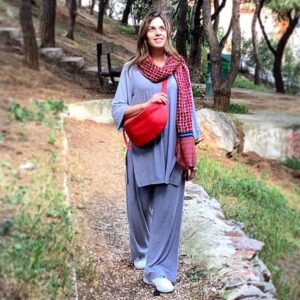 Alexandra Tavoulari Instagram - GIVEAWAY ❗️❗️❗️ ΕΛΗΞΕ!!! 
Σήμερα τελειώνει για μένα ένα τετραήμερο χωρίς γυρίσματα! Πολλή αγάπη, πολλές αγκαλίτσες (οικογενειακές) και πάρα πολλές βόλτες (εντός δήμου) γέμισαν αυτές τις μέρες.. πέρασα τέλεια, άνετα και χαλαρά και μου έφτιαξε η διάθεση! Γι αυτό κι εγώ αποφάσισα να κάνω δώρο σε μία τυχερή αυτήν την κόκκινη δερμάτινη τσάντα - μπανάνα, η οποία έχει γίνει η πιστή μου φίλη.. είναι άνετη χωράει αρκετά πράγματα (μέχρι και πάνες έβαλα μέσα 😉), είναι ασφαλής και σχεδόν ξεχνάς ότι την φοράς! 
Κάντε 
•follow @finezza_boutique_ 
•like στη φωτογραφία 
•και tag 3 φίλες σου
και μπες στη κλήρωση που θα γίνει στις 05/04.
Καλή τύχη!! 
Photo credits: @nikolinapan 
Total outfit: @finezza_boutique_