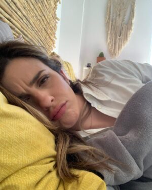 Alexandra Tavoulari Instagram - •Όταν ξαπλώνεις για μισή ώρα το μεσημέρι και εκεί που σε έχει πάρει ο ύπνος ακούς «μαμά ξύπνησα». VS #justwokeup #powernap #wokeuplikethis ...και καλά•
