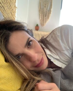 Alexandra Tavoulari Instagram - •Όταν ξαπλώνεις για μισή ώρα το μεσημέρι και εκεί που σε έχει πάρει ο ύπνος ακούς «μαμά ξύπνησα». VS #justwokeup #powernap #wokeuplikethis ...και καλά•