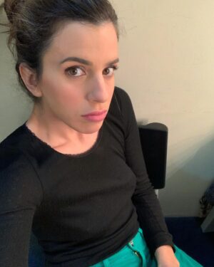 Alexandra Tavoulari Instagram - Εδώ βλέπουμε πόσο ντεμοντέ είναι οι σέλφι αλλά και πόσο βοηθητικές στο να σκοτώνουν την ώρα και να τονώνουν την αυτοπεποίθηση.. Ναι στις σέλφι.. αν με ρωτάτε! 
Υ.γ: δεν δείχνω να το απολαμβάνω αλλά το απολαμβάνω.. απλά ήταν η πρώτη απόπειρα μετά απο πολύ καιρό. 
:-P πάρε και ιμοτζι ολντσκουλιά..