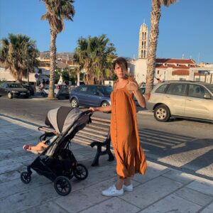 Alexandra Tavoulari Instagram - •Οι διακοπές μου όλες σε μια φωτογραφία!! 😂 ??????? και αγκαλιά με το καρότσι και τα παιχνίδια για τη θάλασσα.. Ποτά απο του χρόνου και βλέπουμε•
#vacay #today #Maior #stroller #Inglesina #Inglesinagr #BabyWellness
@inglesinagr 
Photo taken by fabulous @mariaxenopoulou
