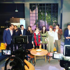 Alexandra Tavoulari Instagram - •Χθες κάναμε την τρίτη μας πρεμιέρα! Ευχαριστούμε όλους σας για το χειροκρότημα, την χαρά, το γέλιο και την αγάπη που μας δείχνετε. Ευχαριστούμε για τα τόσο όμορφα λόγια που μας λέτε. Ευχαριστούμε τον @ykapoutzidis για το υπέροχο αυτό έργο που έγραψε, που σκηνοθέτησε και που μας διάλεξε! Ευχαριστούμε τις @theatrikesskines , τον @panoskatsaridis και τον @jkent1022 που μας αγκαλιάζουν τόσα χρόνια με όλες τις δυσκολίες που υπήρξαν! Ευχαριστώ τους συναδέλφους μου για την μαγεία που φτιάχνουμε καθε βράδυ στη σκηνή του Ήβη. Ευχαριστώ! Σας περιμένουμε όλους Τετάρτη με Κυριακή! Όποιος θέλει να χωρίσει να σηκώσει το χέρι του!•
#opoiostheleinaxoriseinasikositoxeritou #kapoutzidis #theatre #theatro #comedy