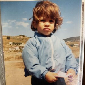 Alexandra Tavoulari Instagram - •Σε αναζήτηση αναμνήσεων..•
Εγω μικρή, εννοώ πιο μικρή απο τώρα.. 😂 #quarantinedays #tbt #memories #childhood