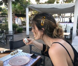 Alexandra Tavoulari Instagram - •Το έφαγα και το σούσι μου που τόσο λαχταρούσα απο την εγκυμοσύνη.. Βέβαια βίγκαν το έφαγα γιατί και τώρα με τον θηλασμό πάλι δεν κάνει το ωμό ψάρι.. πάντως εγώ μια φορά τα ξυλάκια τα χρησιμοποίησα! Α! Και χωρίς σόγια γιατί πάλι δεν κάνει.. 🤷🏼‍♀️🤦🏼‍♀️•
#sushi #goals #afterpregnancy #chopsticks #amoudibeach #amoudiclub #summer #vacay #vegetarian