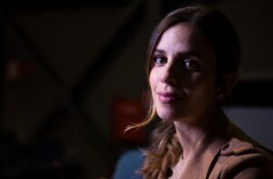 Alexandra Tavoulari Instagram - •Κούραση, αγάπη, φροντίδα, υπομονή, αναμονή, αναβολή, στέρηση, αγωνία, πολλή κούραση και παρα πολλή αγάπη! Αυτός είναι ο Νοέμβρης για μενα, φέτος..• Καλησπέρα! #november #love #exausted #care #athomeagain #mom 
Photo: @iniotakiscos  για το @texnes_plus