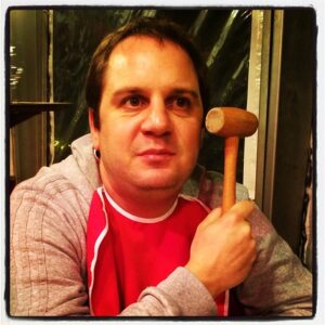 Alexandre Astier Instagram - JCH attend un crabe.