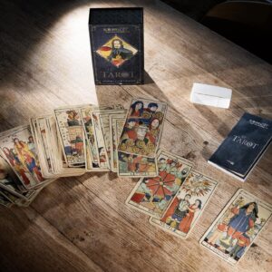 Alexandre Astier Instagram - Dès 2020, Mathieu Delaruelle a commencé a publier, au compte-gouttes, des arcanes de tarot divinatoire K, toutes plus inspirées les unes que les autres.
Voilà le tarot au complet qui s’apprête à sortir sur la boutique officielle. Bravo à lui.

https://kaamelott.store/collections/tarot-divinatoire
