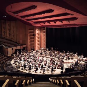 Alexandre Astier Instagram - On a bouclé la musique de #KV1 avec le magnifique Orchestre National de Lyon dirigé par F. Strobel, composée et orchestrée par votre serviteur et bientôt dispo chez Deutsche Grammophon.
Hâte d'être au 25 nov. pour vous balancer ça potentiomètres à bloc.