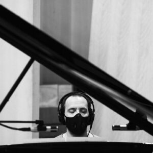 Alexandre Astier Instagram - On a bouclé la musique de #KV1 avec le magnifique Orchestre National de Lyon dirigé par F. Strobel, composée et orchestrée par votre serviteur et bientôt dispo chez Deutsche Grammophon.
Hâte d'être au 25 nov. pour vous balancer ça potentiomètres à bloc.