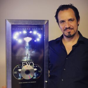 Alexandre Astier Instagram - Triple DVD de platine… avec un spectacle de théâtre sur l'astrophysique et le debunk. Allez, on se remue les saucisses au marketing et on m'explique ça avec courbes et graphiques! Merci JC, Agathe, Marc et tout l'équipage.