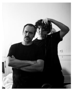 Alexandre Astier Instagram - Troisième enfant à passer le cap des 20 ans sans avoir demandé la permission, poussant inexorablement son père vers la sénilité, la ringardise (déjà bien avancée) et les obsèques.
Bon anniversaire, mon Neil.
Et bonne expo. 
Papa ti ama.