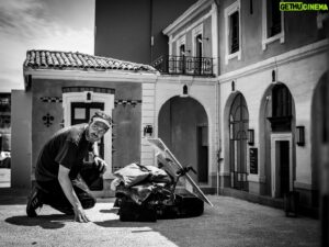 Alexandre Brasseur Instagram - #INSIDEALEXB - 𝗦𝘁𝘂𝗱𝗶𝗼 𝗗𝗡𝗔
Valentin, assistant caméra à la porte du lycée, trop serrée