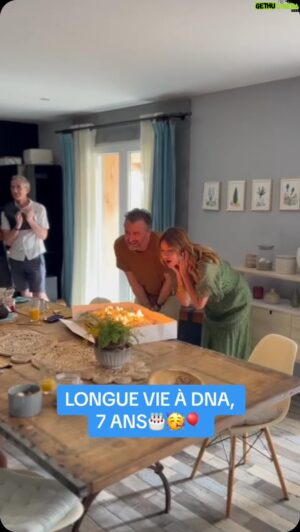 Alexandre Brasseur Instagram - 7 ans à Sète 🎂✨🩷

Joyeux anniversaire à @dna_tf1 🥳

17 juillet 2017, 1728 episodes plus tard… 🍿📺