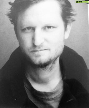Alexandre Brasseur Instagram - Il avait dit un jour, "Lorsque je m'en irai
Vers les lointains pays au-delà de la Terre
Vous ne pleurerez pas, vous lèverez vos verres
Et vous boirez pour moi, à mon éternité"
Dans le creux de mes nuits, alors je voudrais bien boire à son souvenir pour lui rester fidèle
Mais j'ai trop de chagrin et sa voix qui m'appelle
Se plante comme un clou dans le creux de ma main…
.
.
.
.
.
.
.
✒️ Gilbert Bécaud