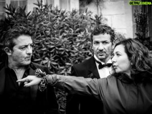 Alexandre Brasseur Instagram - #INSIDEALEXB - Ext jour - Sandra, Farouk, Kamel, réalisatrice et comédiens
