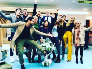 Alexandre Brasseur Instagram - DNA a 5 ans aujourd’hui! C’est 1231 épisodes, 25000 séquences, 70 arches, 5000 costumes, 1300 baisers… Et c’est Charlotte aussi 🤍