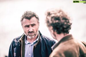 Alexandre Brasseur Instagram - MEURTRES À PONT-AVEN sur FRANCE 3 c’est 5,6 millions de téléspectateurs et 27% de part de marché avec le replay.

Merci à toutes et à tous pour votre fidélité ! ♥️
.
.
.
.
.
.
© Franck Betermin